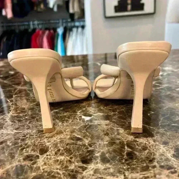 Gianni Bini Begment Leather Tubular Thong Heels Size 7.5M Tan/Cream - Picture 5 of 8